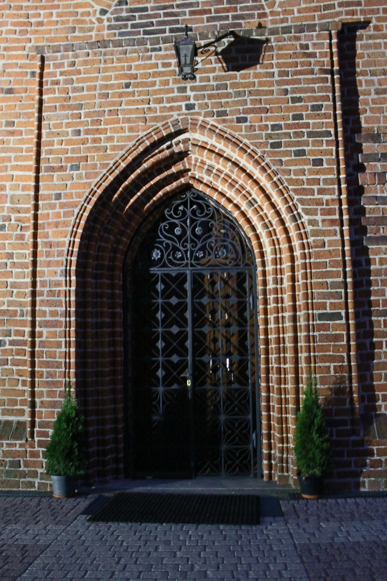 Wejście do Gotyckiego Kościoła w Brudzewie 