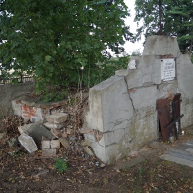 Dzierzbin Cmentarz - grobowiec...